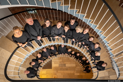 Chor des Bachvereins Düsseldorf in einem Treppenhaus
