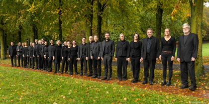 Gruppenbild mit Mitgliedern des Bachvereins im Park